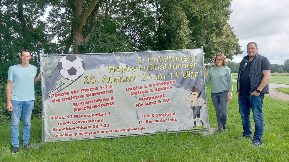 Tammo Hinken (von links), Claudia Buse und Holger Focken freuen sich auf zahlreiche Gäste und eine gelungene Veranstaltung in Potshausen. Foto: Scherzer