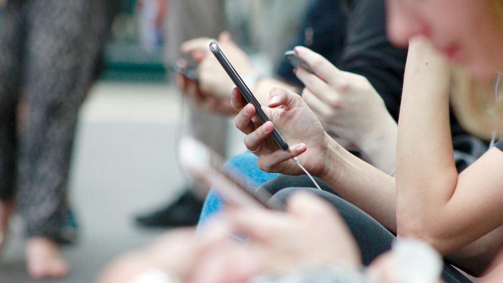 Die meisten Menschen besitzen heute ein Smartphone und sind praktisch durchgängig online - das kann zu Problemen führen. Foto: Unsplash/Robin Worrall