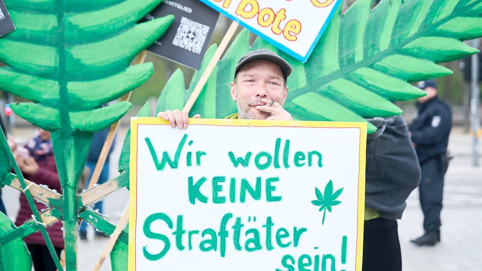 Demonstration für die Freigabe von Cannabis. Foto: dpa/Annette Riedl