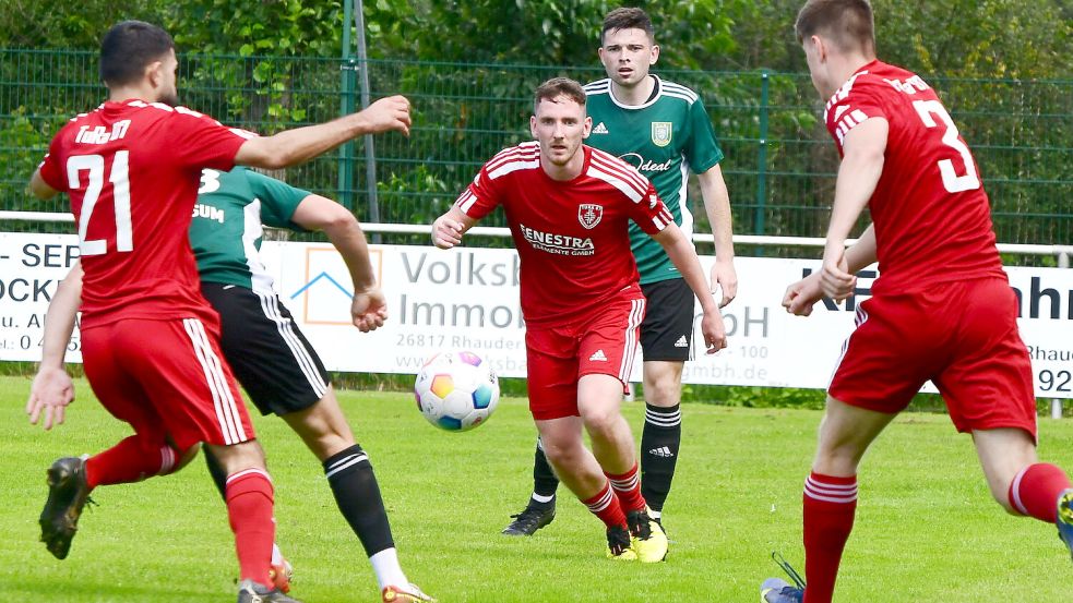 Gegen Pewsum spielte TuRa (Mitte Onno Janßen) am vergangenen Wochenende beim 4:1-Sieg teils groß auf. Foto: Damm