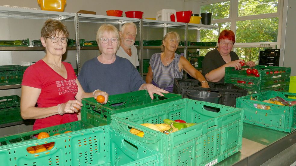 Sortieren für die Ausgabe Lebensmittel: (von links) Sylvia Voskamp, Anne Rother, Jürgen Lechner, Ursula Ziehen-Kretzmer und Inge Jacobs. Foto: Wieking