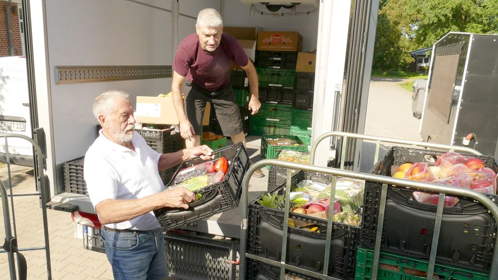 Horst Brandt (hinten) und Hermann Hockmann laden Lebensmittel für die Tafel in Klostermoor aus. Foto: Wieking