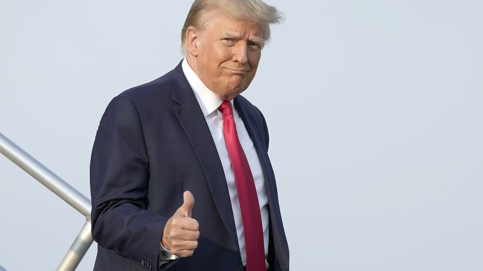 „Niemals aufgeben“ – Donald Trump bei der Ankunft am Hartsfield-Jackson Atlanta International Airport. Foto: picture alliance/dpa/AP/Alex Brandon