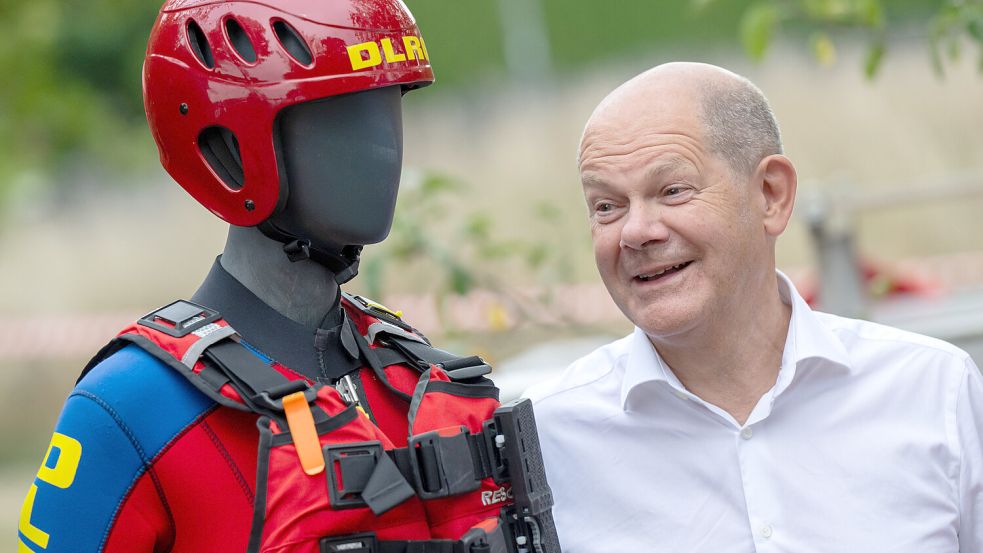 Bundeskanzler Olaf Scholz besucht eine DLRG-Wasserrettungsstation in Bayern. Hat er auch die richtigen Rezepte, um die Wirtschaft wieder auf Erfolgskurs zu bringen? Foto: Peter Kneffel