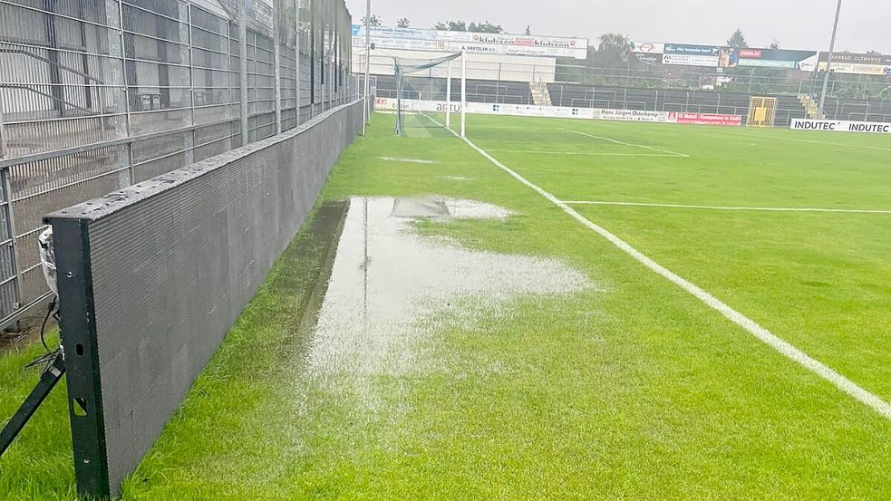 Neben und auf dem Emder Rasen stehen Pfützen. Foto: Kickers Emden