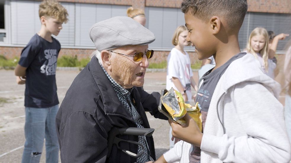 Nach Albrecht Weinberg, der aus Rhauderfehn stammt und den Holocaust überlebt hat, wurde in Rhauderfehn das Gymnasium benannt. Nach der Aktion nahm sich der 98-Jährige viel Zeit, sich mit Schülern zu unterhalten. Foto: privat/Andresen