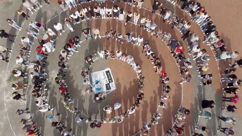 Mit einer großen Menschenkette haben sich die Schülerinnen und Schüler des Albrecht-Weinberg-Gymnasiums solidarisch gezeigt. Foto: Björn Andresen