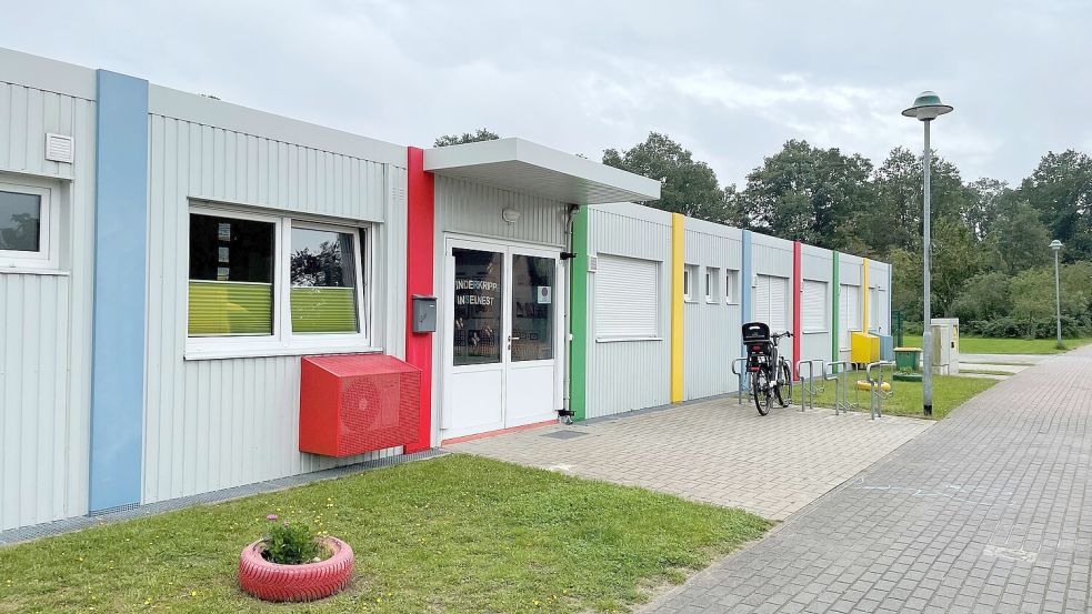 Die Ihrhover Krippe „Inselnest“ ist noch in Containern an der Baltrumer Straße untergebracht. Der Umzug in den Campus-Neubau bei der Grundschule verzögert sich, weil das Millionenprojekt aufgrund einer Insolvenz einer am Bau beteiligten Firma noch nicht fertiggestellt werden konnte. Sobald die Krippe umgezogen ist, zieht eine zusätzlich Kindergartengruppe in die Container ein. Foto: David Ammermann