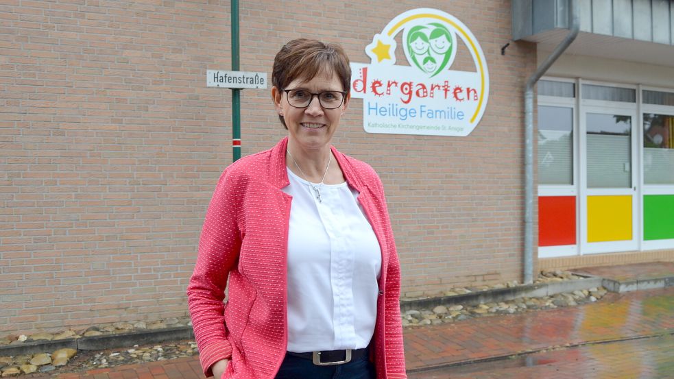 Beate Dirkes, die Leiterin des Barßeler Kindergartens Heilige Familie, vor der Einrichtung. Neben dem Kindergarten wurde voriges Jahr die Krippe St. Ansgar gebaut. Sie bietet Platz für 30 Kinder. Foto: Fertig