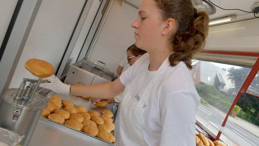 Mit einer speziellen Vorrichtung wird die Marmelade in die Berliner gefüllt. Foto: Ortgies