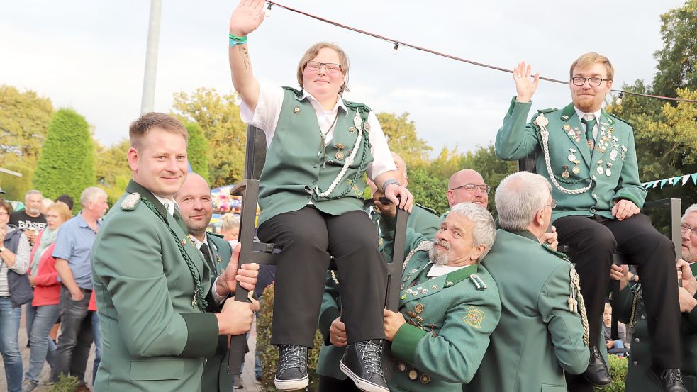 Die neue Königin des Schützenvereins Harkebrügge Katharina Machatzke (links) jubelt zusammen mit Adjutant Tobias Grojean dem Schützenvolk zu. Foto: Passmann