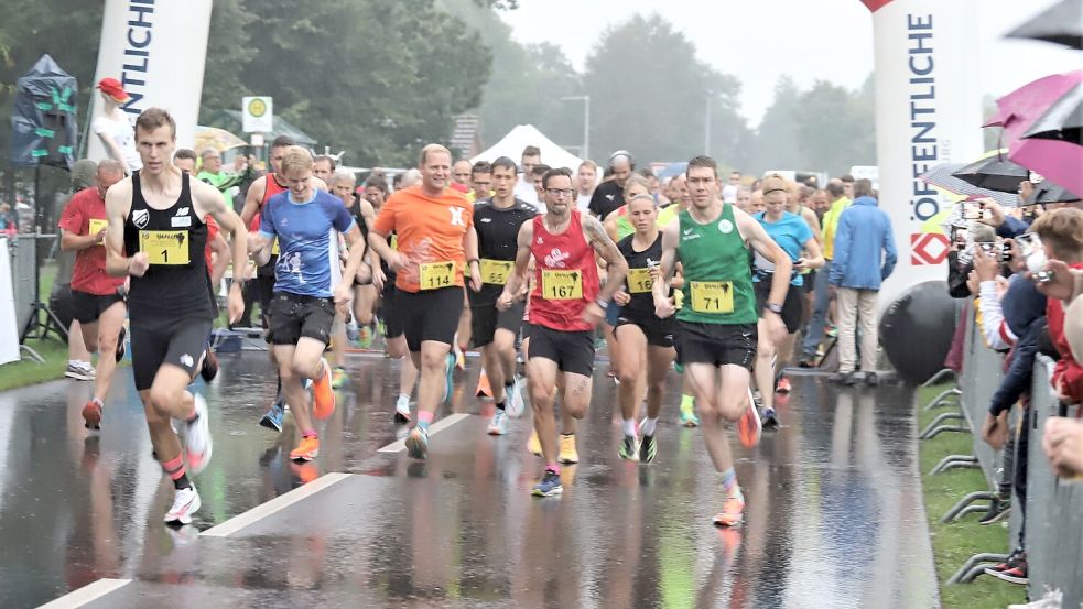 Gleich nach dem Startschuss über 10 Kilometer setzte sich Michael Majewski (Nummer 1) an die Spitze des Teilnehmerfeldes. Foto: Passmann