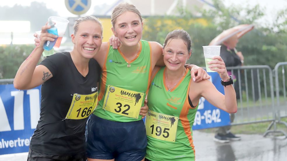 Strahlende Siegerinnen über zehn Kilometer (von links): Siegerin Jule Prins, die Zweitplatzierte Deike Burkhardt und die Dritte Susanne Schmitz. Foto: Passmann