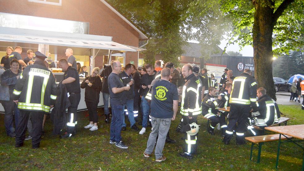 Vergebens warteten die Mannschaften der Freiwilligen Feuerwehren auf besseres Wetter. Der Wettkampf musste abgebrochen werden. Foto: Weers