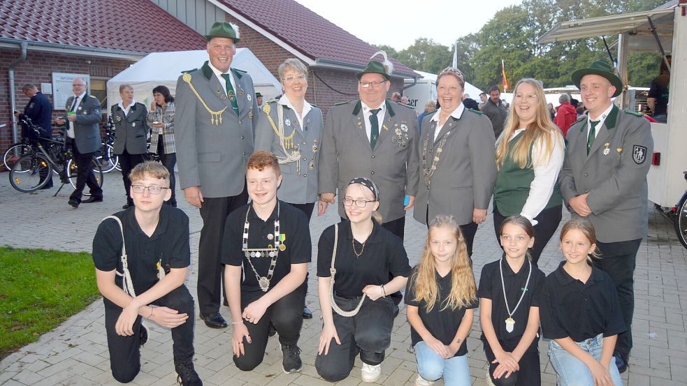 Der neue Thron des Schützenvereins Glansdorf wurde während des Schützenfestes proklamiert (stehend, von links):: Alfred und Silvia Meinders, Rolf und Ulrike Wiepkes, Jasmin und Lars Wiepkes sowie (untere Reihe, von links) Marvin Allerkamp, Malte Ksienzyk, Eileen Allerkamp, Hanna Bartels, Mena Focken und Gesa Busboom. Foto: Weers