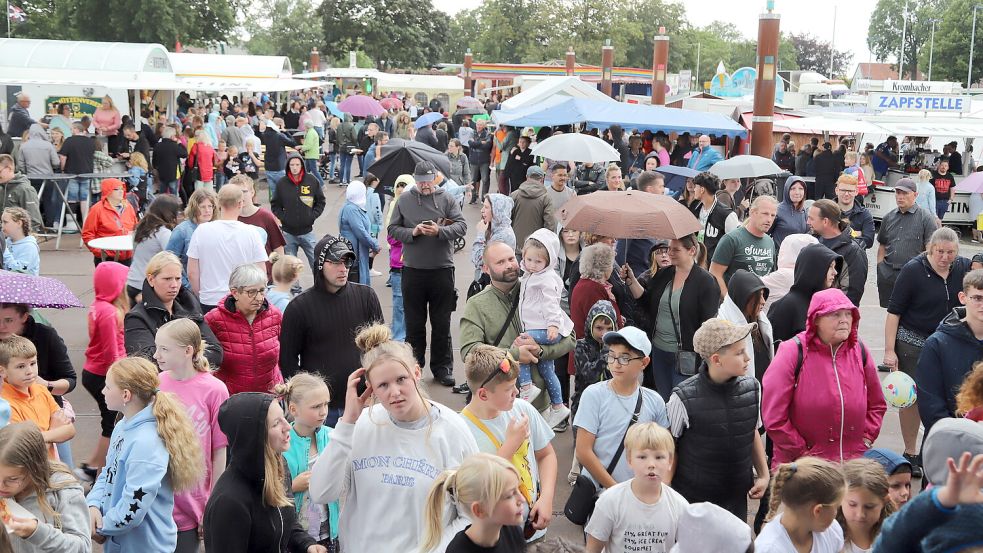 Auf dem Festplatz tummelte sich auch am Sonntag Hunderte von Besuchern. Foto: Passmann
