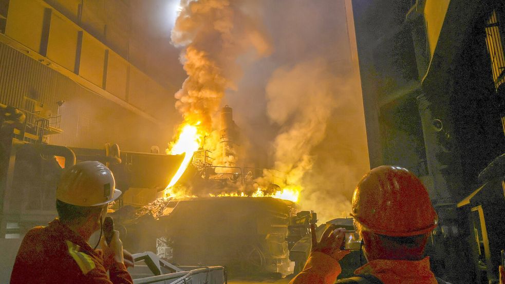 Im Elektrolichtbogenofen - kurz Elo - produziert das Stahlwerk Georsmarienhütte seinen Stahl. Hauptsächlich braucht es dafür Strom, aber auch eine kleine Menge Erdgas. Die soll künftig durch Wasserstoff ersetzt werden. Foto: Jörn Martens