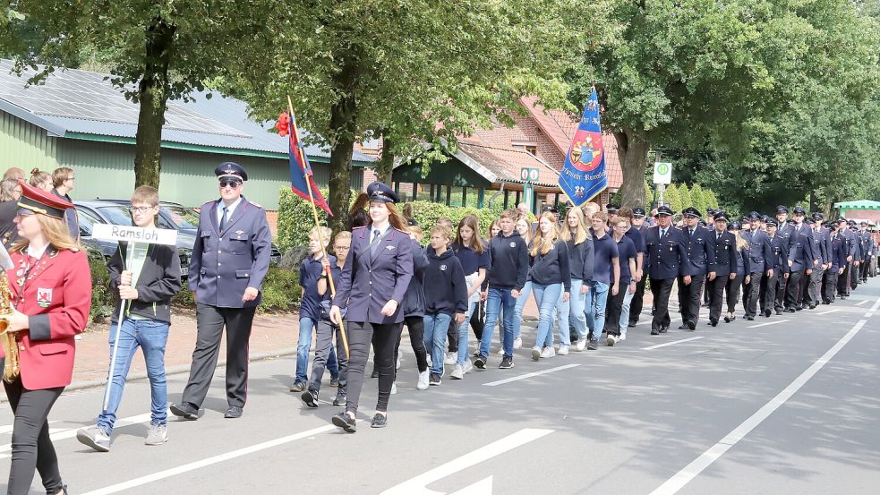 Rund 800 Kameradinnen und Kameraden nahmen am Festmarsch teil.