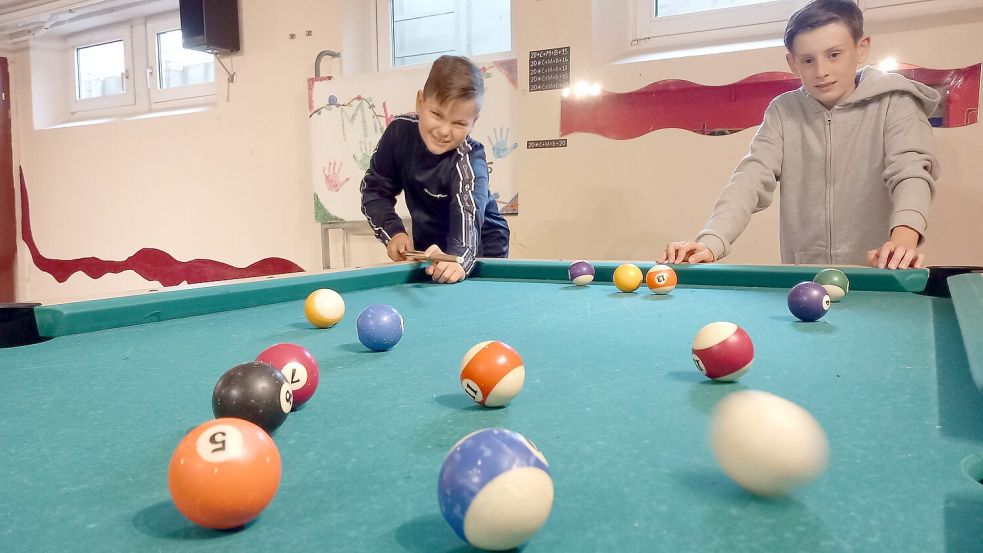 Jonah Fennen (11) und Lennart Cordes (10) gehören zu den Miko-Teens und spielen gerne Billard. Foto: Scherzer