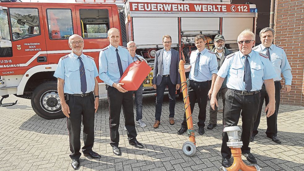 Über die neuen Geräte freuen sich (von links) Wilhelm Korte, Dirk Nannen, Aloys Abeln (Waldschutzgenossenschaft), Samtgemeindebürgermeister Ludger Kewe, Dieter Steenken, Förster Johannes-Jürgen Kopka, Gerd Köbbe und Werner Flatken. Foto: Moormann
