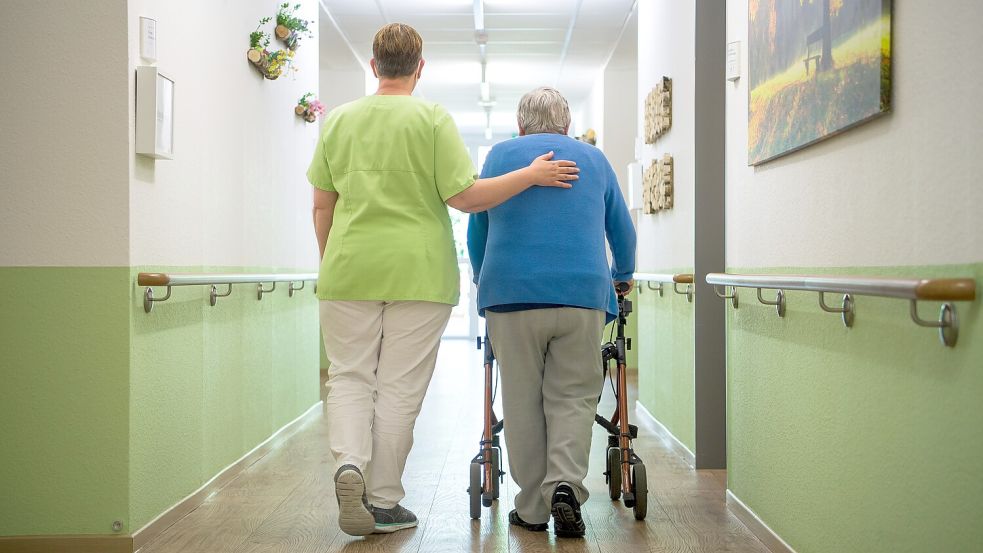 Altenpflege in Deutschland: In den kommenden Jahren werden immer mehr Pflegekräfte gebraucht. Foto: Sina Schuldt/dpa