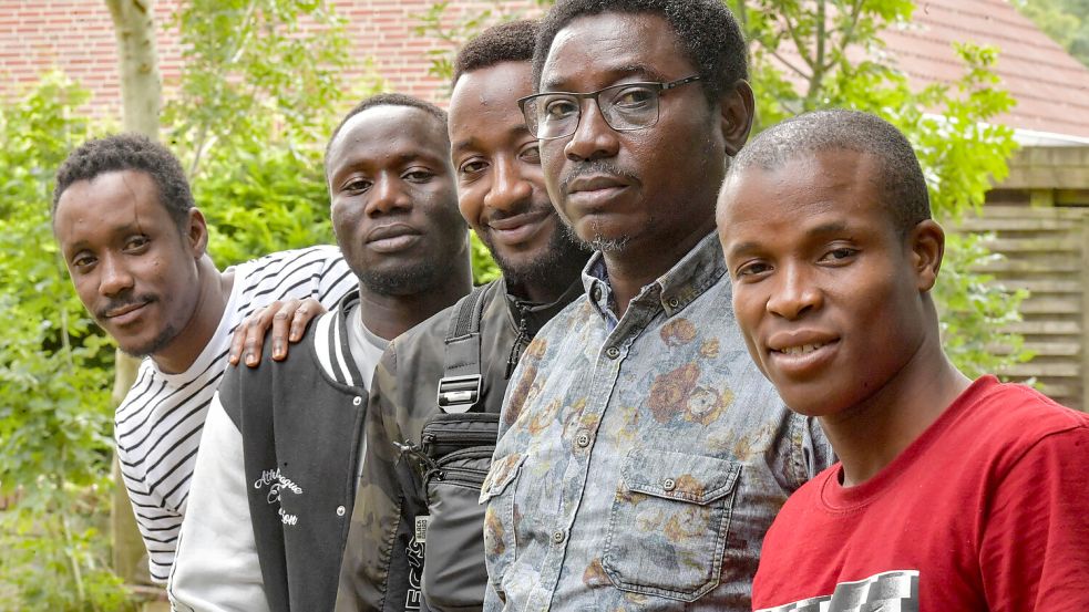 Kommen aus Westafrika und leben seit fünf Jahren in Ostfriesland: Abdoulage Barry (von links), Moussa Amadou, Husseini Harouna, Boubarca Dgibo und Ibrahima Sory Doumbouya. Foto: Ortgies