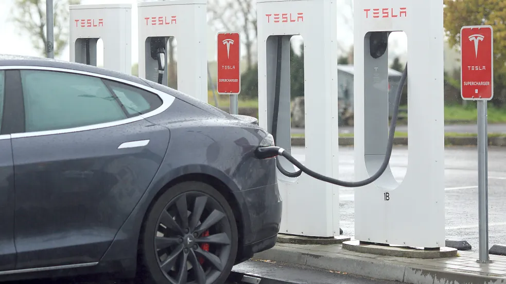 An Teslas Supercharger können am 29. August alle E-Auto kostenlos aufgeladen werden. Foto: dpa/Jens Wolf