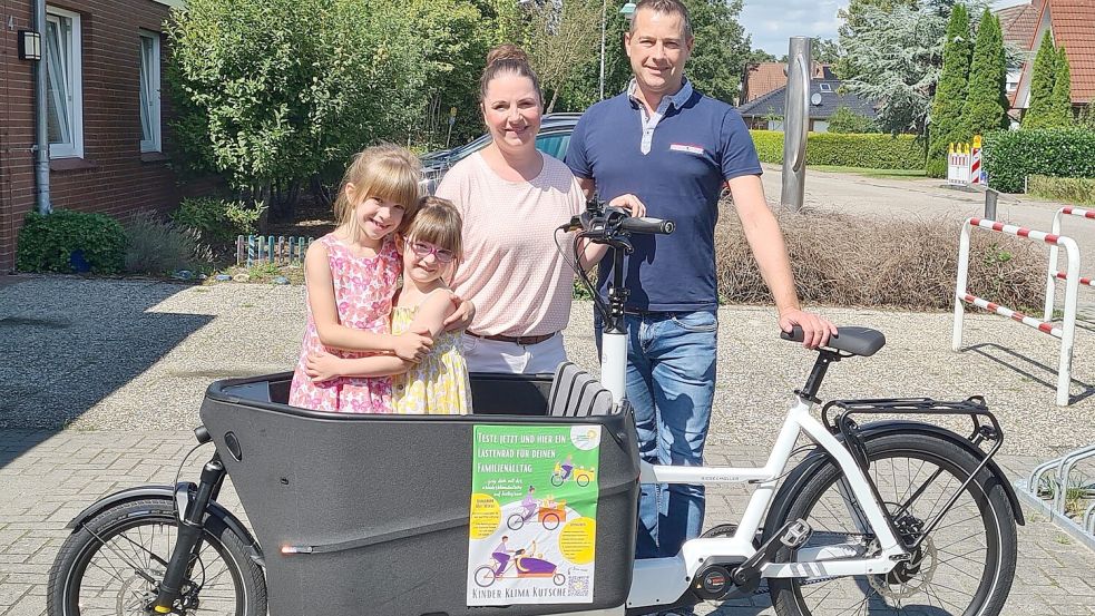 Die Familie Specht nutzt das Angebot der Kita Flachsmeer und probiert ein Lastenfahrrad aus. Foto: Privat