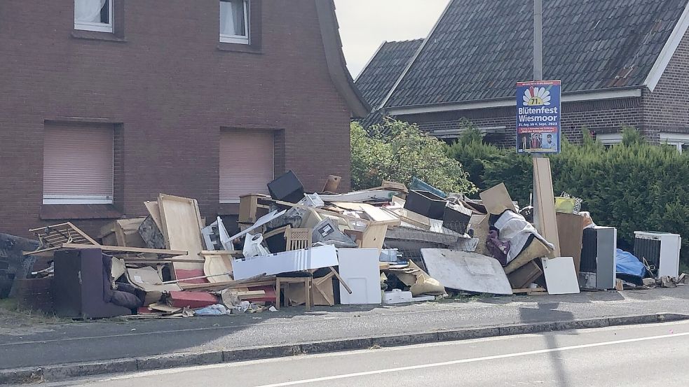 An der Rhauderwieke liegt seit mehr als zwei Wochen ein großer Haufen Sperrmüll vor einem Haus. Darüber regen sich viel auf - wenn auch aus unterschiedlichen Gründen. Foto: Roßbach