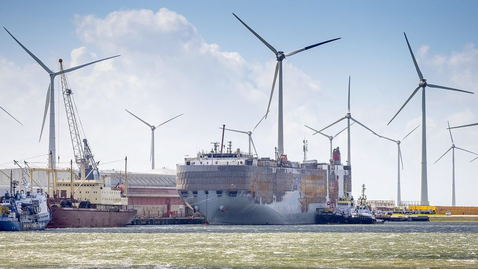 Die „Fremantle Highway“ legt am 3. August in Eemshaven an. Dort soll unter anderem die Ursache für das Feuer an Bord des Autofrachters geklärt werden. Foto: ANP/Imago Images