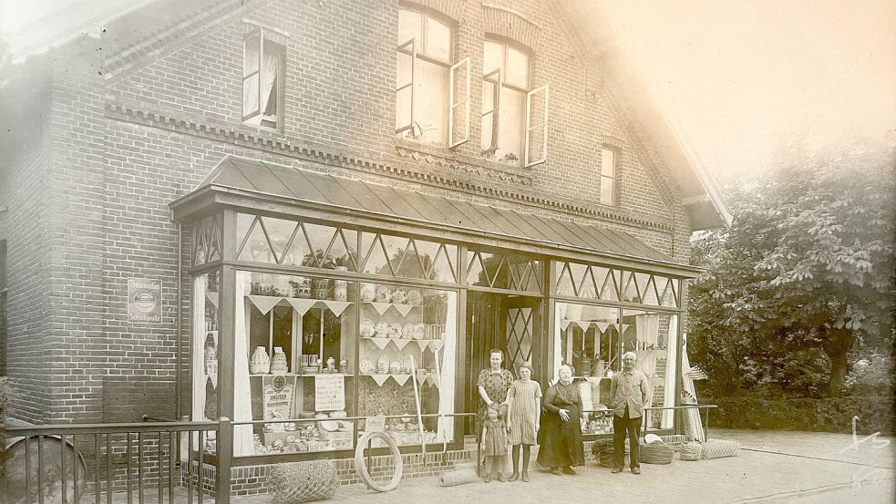 Im Jahr 1928 wurde ein großes Schaufenster in das Geschäftshaus am Untenende gebaut. Fotos (6): Sammlung Kramer/GA-Archiv