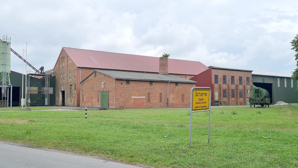 Das ehemalige Ziegeleigebäude in Scharrel. Heute produziert auf dem Gelände die Greendsveen AG. Ton aus dem Saterland spielt dabei immer noch eine große Rolle. Foto: Moor- und Fehnmuseum Elisabethfehn