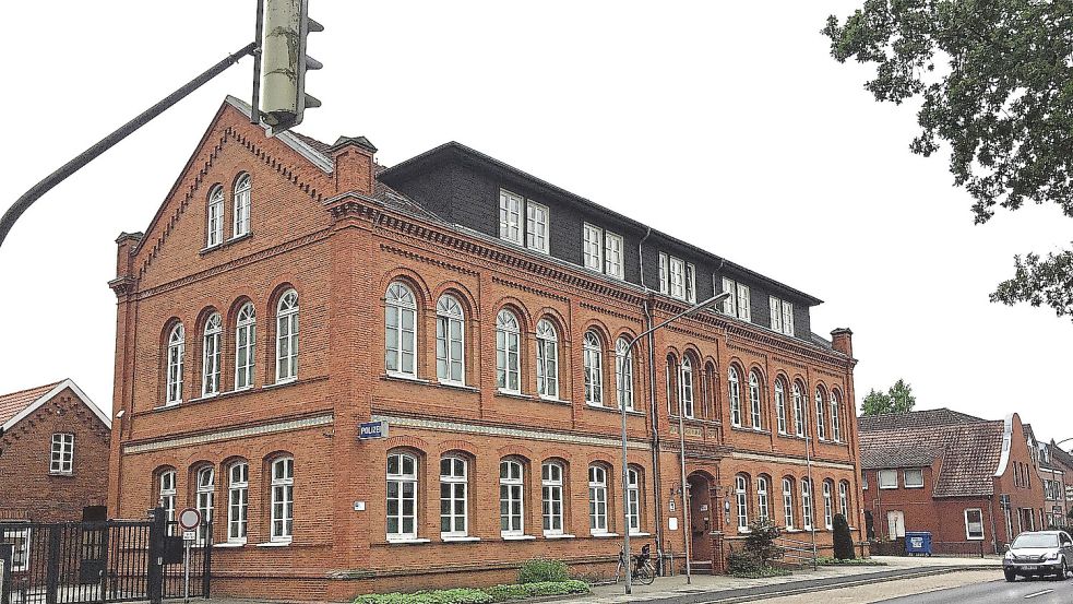 In diesem denkmalgeschützten Gebäude am Gasthauskanal residiert das Polizeikommissariat Papenburg. Foto: Schade