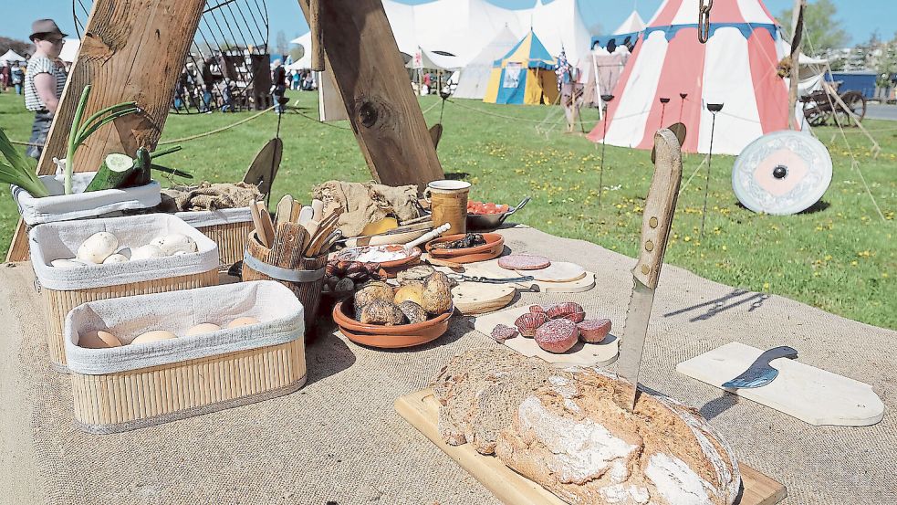 Von der Kulinarik bis zum Handwerk: Auf dem dreitägigen Mittelalter- und Epochenmarkt am Papenburger Obenende soll das Mittelalter wiederaufleben. Foto: Scharnweber