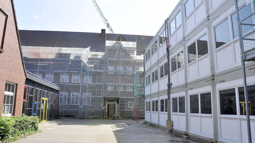 Endspurt bei der Hoheellernschule: Die Bauarbeiten am Schulgebäude gehen ihrem Ende entgegen. Auf einen Zeitplan legt sich die Stadtverwaltung aber lieber nicht fest. Foto: Wolters/Archiv