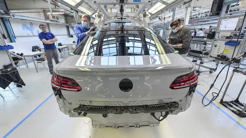 Es geht nun doch weiter: Verbrenner-Produktion bei Volkswagen in Emden. Foto: Ortgies