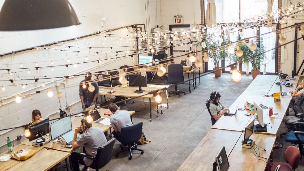 Viele Betreiber von Coworking-Spaces bieten verschiedene Tages-, Wochen- und Monatstarife an. Jeder Space hat sein eigenes Tarifkonzept. Foto: Unsplash/Shridhar Gupta