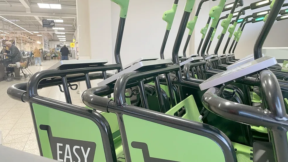 Die Easy-Shopper stehen beim E-Center in Rhauderfehn bereit. Foto: Hellmers