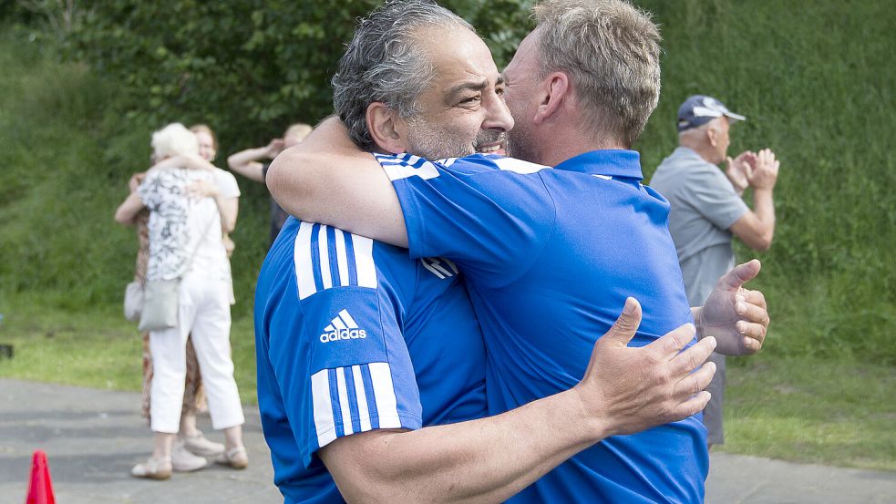 Renan Wiesner (links) ist normalerweise Torwarttrainer in Jheringsfehn. Nun stellte er sich in einer Notsituation ins Tor und durfte mit seinem Team den ersten Punkt feiern. Archivfoto: Doden/Emden