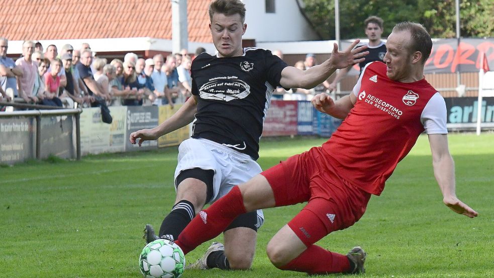 In der zweiten Halbzeit wurde es endlich ein richtiges Derby. In dieser Szene kämpfen Marne Stührenberg (links) und Ihrhoves Rene Diekmann um den Ball. Foto: Damm