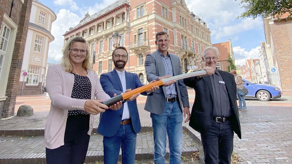 Freuen sich über den Glasfaserausbau: Elke Hinrichs (Stadt Leer, von links), Rainer Kleylein-Klein (Stadt Leer), Oliver Prey (Deutsche Glasfaser) und Holger Groninga (Stadt Leer).