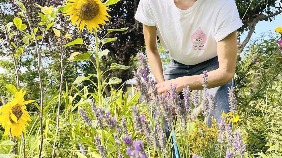 Landleben kann auch Spaß machen: Linda Zervakis in ihrem Garten. Foto: Ullstein