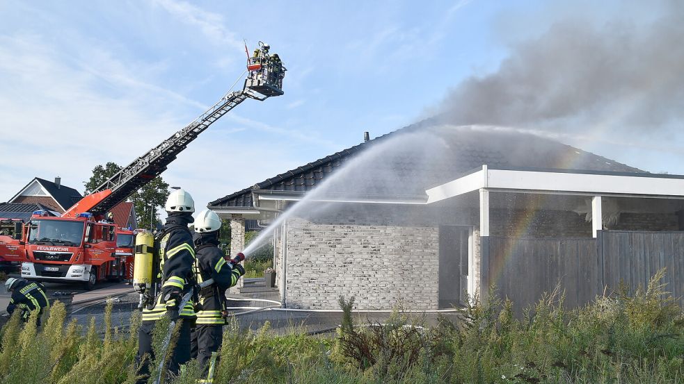 Weil nicht feststeht, ob das Haus nach der Explosion einsturzgefährdet ist, bekämpften die Mitglieder der Feuerwehr den Brand von Außen - unter anderem auch vom Korb der Drehleiter aus. Foto: Ammermann