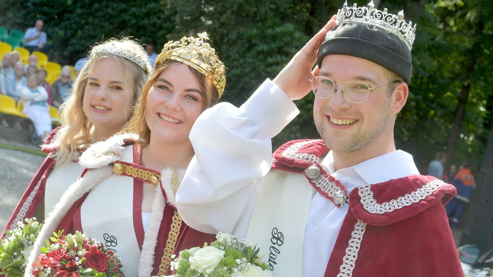 Yannik Willms (von rechts) nahm als erster Prinz das Diadem auf seine Kappe, Blütenkönigin Leonie Landherr und Prinzessin Kim Schlüter strahlen mit ihm um die Wette. Fotos: Ortgies