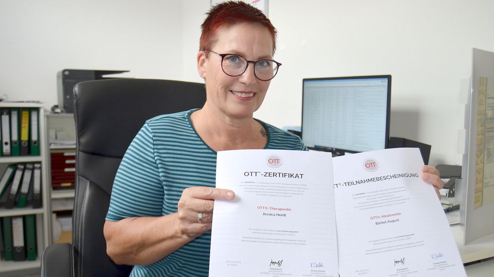 Fitnesstrainerin Bärbel August mit den OTT-Zertifikaten für sich und ihre Tochter Jessica Heidt, die ebenfalls im Vital Hus tätig ist. Foto: Fertig