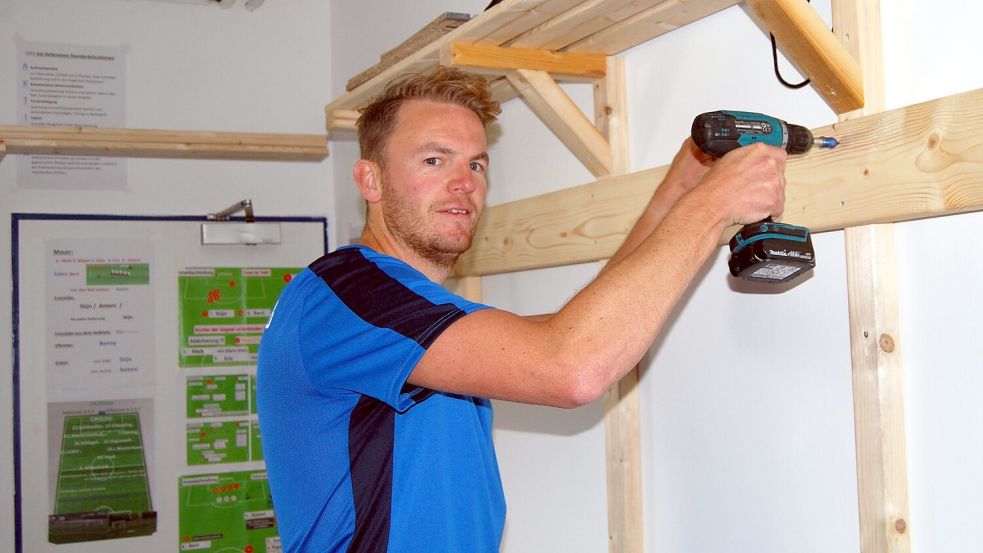 Da Torben Lange seinem Team wegen einer Verletzung nicht auf dem Platz helfen kann, engagiert sich der Angreifer bei der Erneuerung der Umkleidekabine. Foto: Reemts