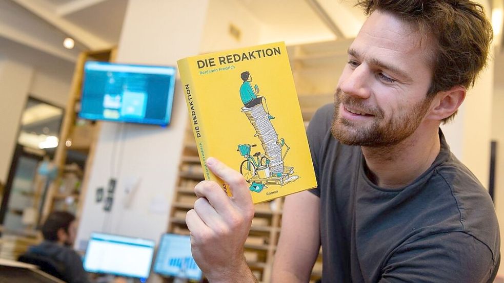 Gründer und Geschäftsführer Benjamin Fredrich hat in Greifswald den Katapult-Verlag gegründet. Im Roman „Die Redaktion“ schildert er dessen Entstehungsgeschichte. Foto: Volker Bohlmann