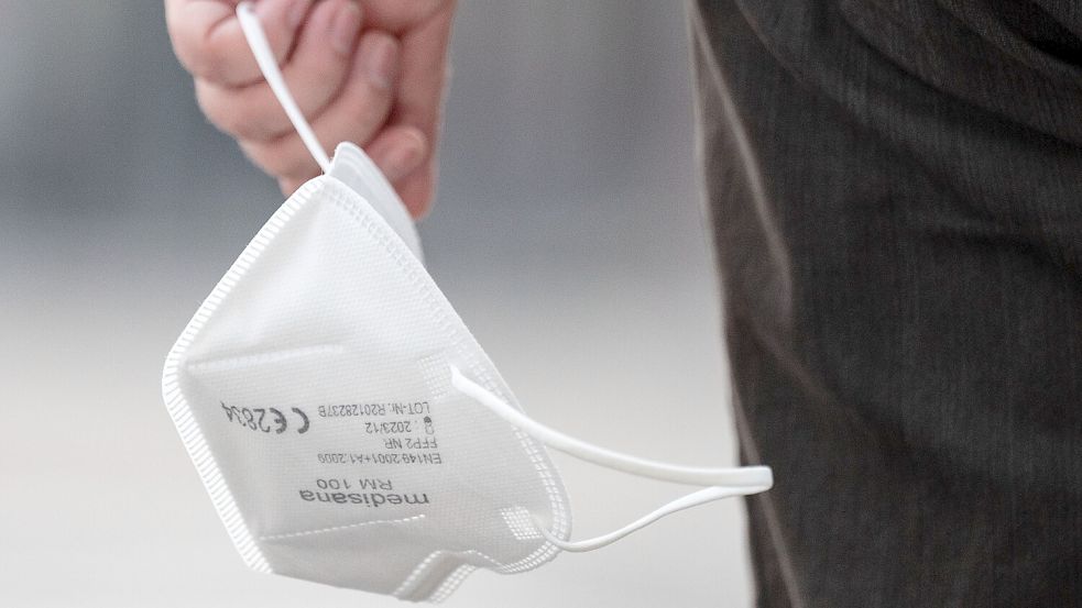 Der gesundheitspolitische Sprecher der Grünen-Bundestagsfraktion, Janosch Dahmen, hat eine Empfehlung für das Tragen von Corona-Masken ausgesprochen. Foto: dpa/Marijan Murat