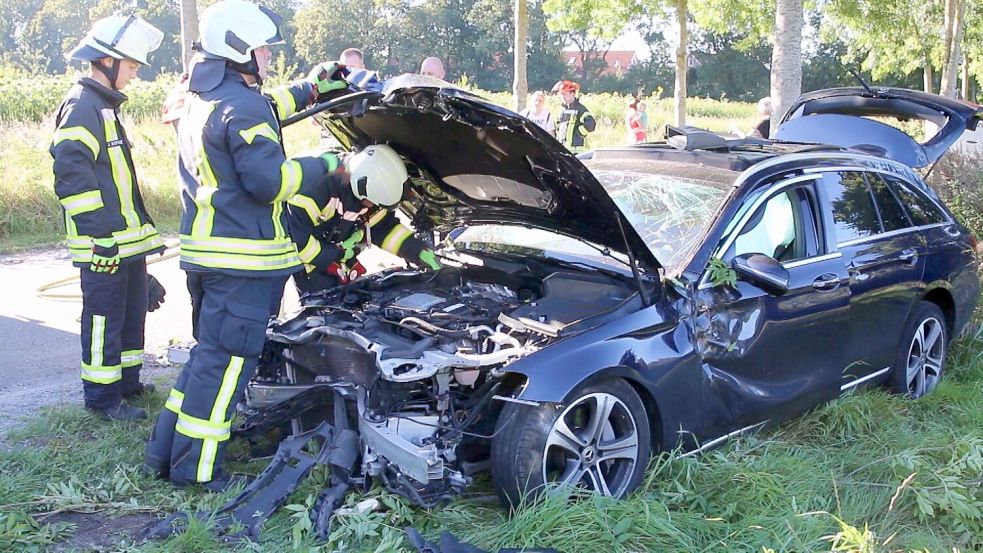 Das Auto kam im Graben neben der Fahrbahn wieder zum Stehen. Foto: Loger