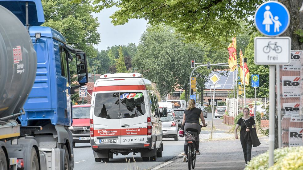 Derzeit benutzen Radfahrerinnen und Radfahrer in Hesel die Gehwege. Künftig sollen sie eigene Fahrspuren bekommen. Foto: Ortgies